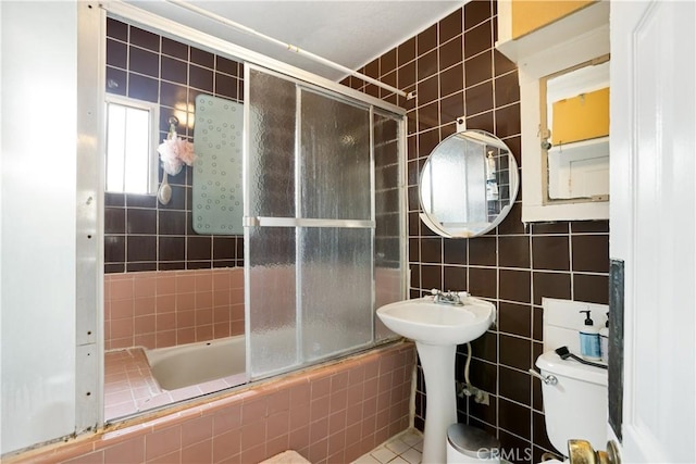 3339 E 4th St, Los Angeles, CA 90063 - full bathroom featuring tiled shower / bath combo and tile walls