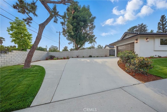 830 Huerta Verde Rd, Glendora, CA 91741 - view of side of property with stucco siding, an attached garage, and driveway