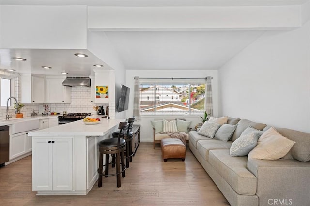1637 Spreckels Ln, Redondo Beach, CA 90278 - living area with light wood-style floors