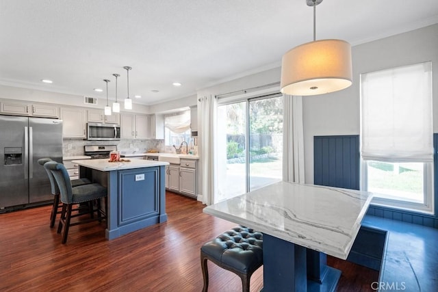 43500 Corte Barbaste, Temecula, CA 92592 - kitchen featuring stainless steel appliances, a breakfast bar area, a center island, tasteful backsplash, and a sink