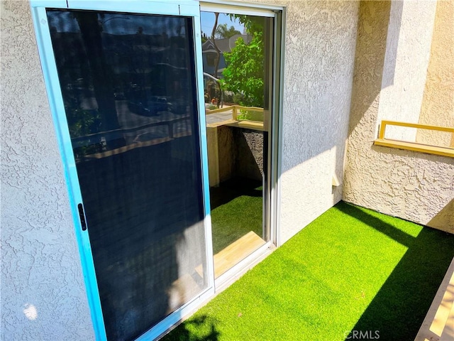 645 Chestnut Ave Unit 202, Long Beach, CA 90802 - detailed view of stucco siding