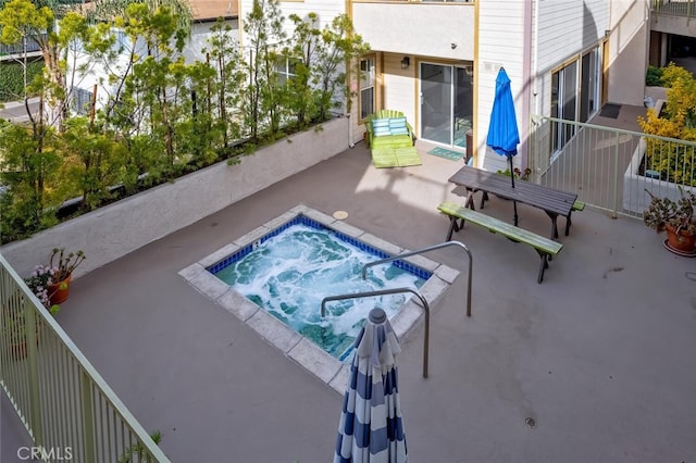 645 Chestnut Ave Unit 202, Long Beach, CA 90802 - view of swimming pool featuring an in-ground hot tub and a patio area