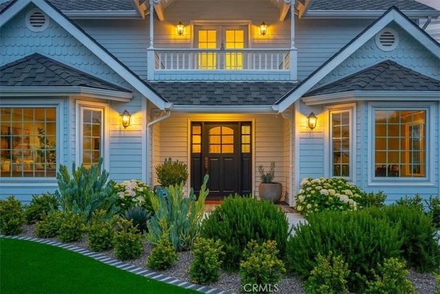 233 Elaine Way, Pismo Beach, CA 93449 - property entrance featuring a balcony and roof with shingles