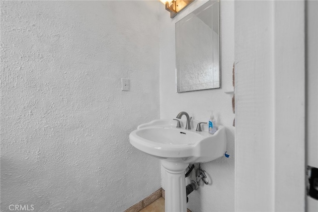 510 Archibald Ct, Colton, CA 92324 - bathroom with a textured wall and baseboards