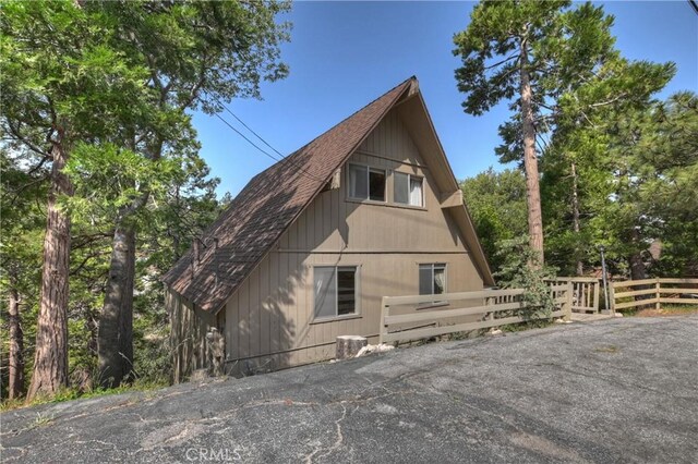 1192 Evergreen Ln, Lake Arrowhead, CA 92352 - view of home's exterior with a shingled roof