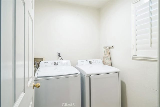 1065 Vaquero Cir, Oxnard, CA 93030 - laundry area with washer and clothes dryer
