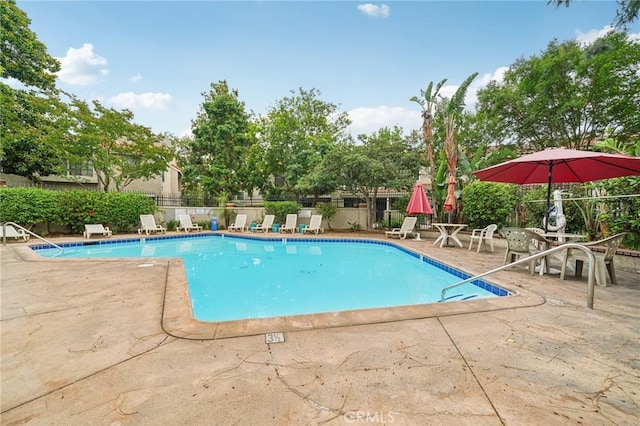 8167 Vineyard Ave Unit 109, Rancho Cucamonga, CA 91730 - community pool with a patio area