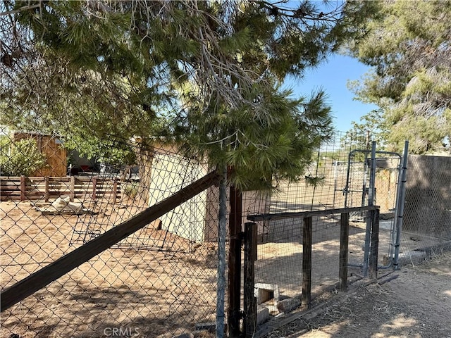18083 Deodar St, Hesperia, CA 92345 - view of gate
