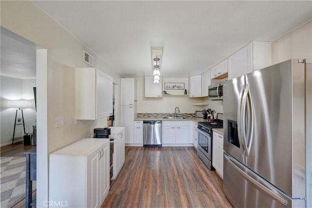 338 E Palmdale Ave Unit 4, Orange, CA 92865 - kitchen with stainless steel appliances, a sink, dark wood finished floors, and light countertops