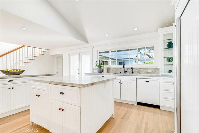 432 Holly St, Laguna Beach, CA 92651 - kitchen featuring dishwashing machine, a sink, a kitchen island, light wood-type flooring, and recessed lighting