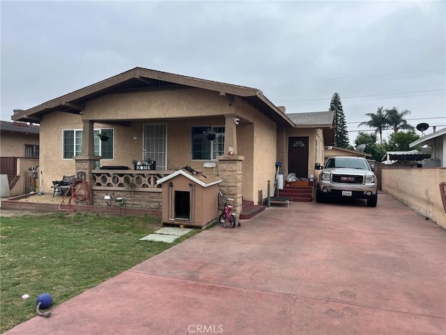 2730 Walnut St, Huntington Park, CA 90255 - bungalow-style house featuring stucco siding, covered porch, and concrete driveway