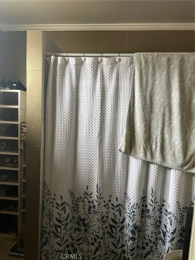 2730 Walnut St, Huntington Park, CA 90255 - full bath featuring ornamental molding and curtained shower