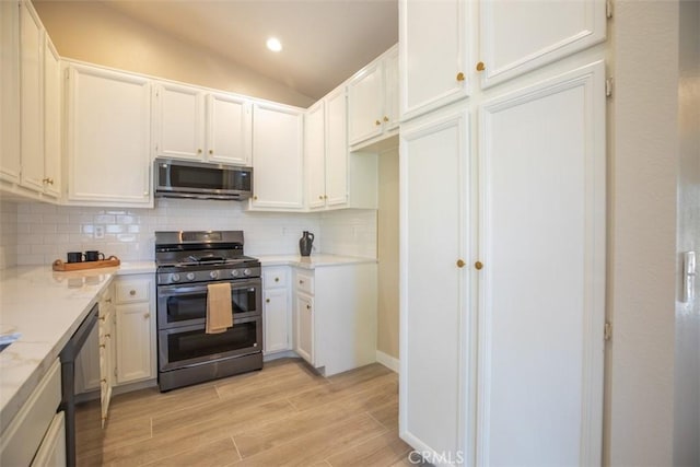 369 Chaumont Cir, Lake Forest, CA 92610 - kitchen with stainless steel appliances, light countertops, backsplash, light wood-style floors, and vaulted ceiling