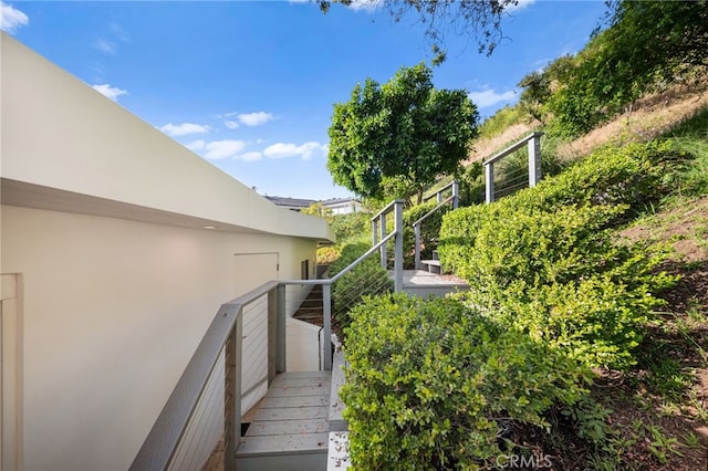 1046 N Hillcrest Rd, Beverly Hills, CA 90210 - view of stairway