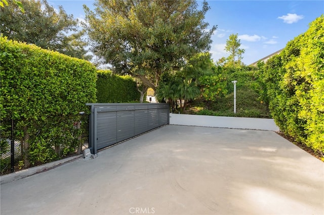 1046 N Hillcrest Rd, Beverly Hills, CA 90210 - view of patio / terrace