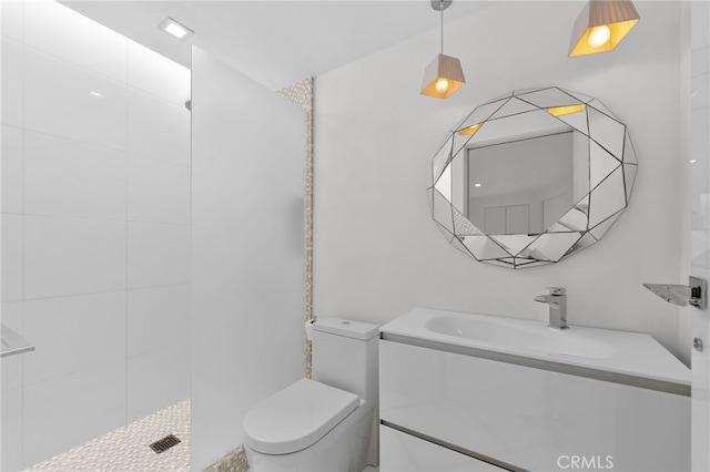 1046 N Hillcrest Rd, Beverly Hills, CA 90210 - full bathroom featuring vanity, toilet, and a tile shower