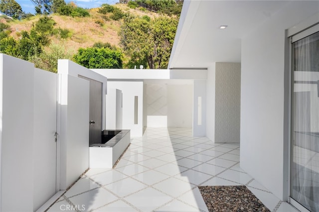1046 N Hillcrest Rd, Beverly Hills, CA 90210 - view of patio / terrace