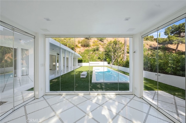 1046 N Hillcrest Rd, Beverly Hills, CA 90210 - view of unfurnished sunroom