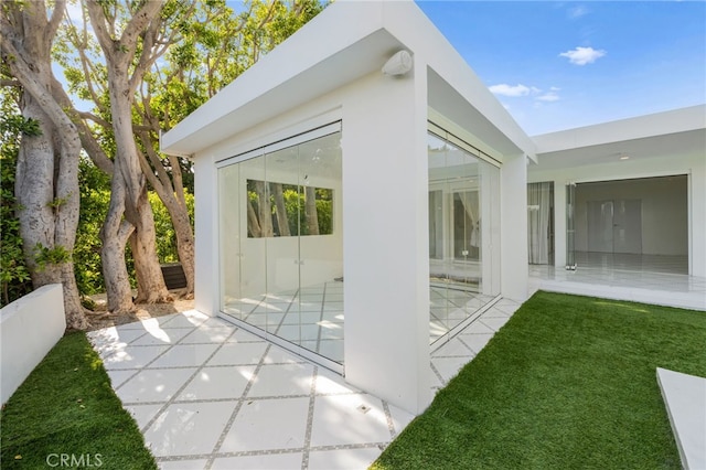 1046 N Hillcrest Rd, Beverly Hills, CA 90210 - view of patio