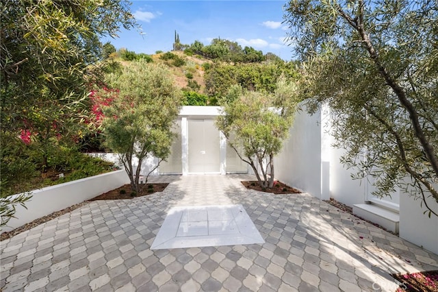 1046 N Hillcrest Rd, Beverly Hills, CA 90210 - view of patio / terrace