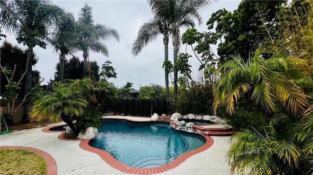 4127 W 130th St, Hawthorne, CA 90250 - view of swimming pool featuring an in-ground hot tub and a fenced backyard