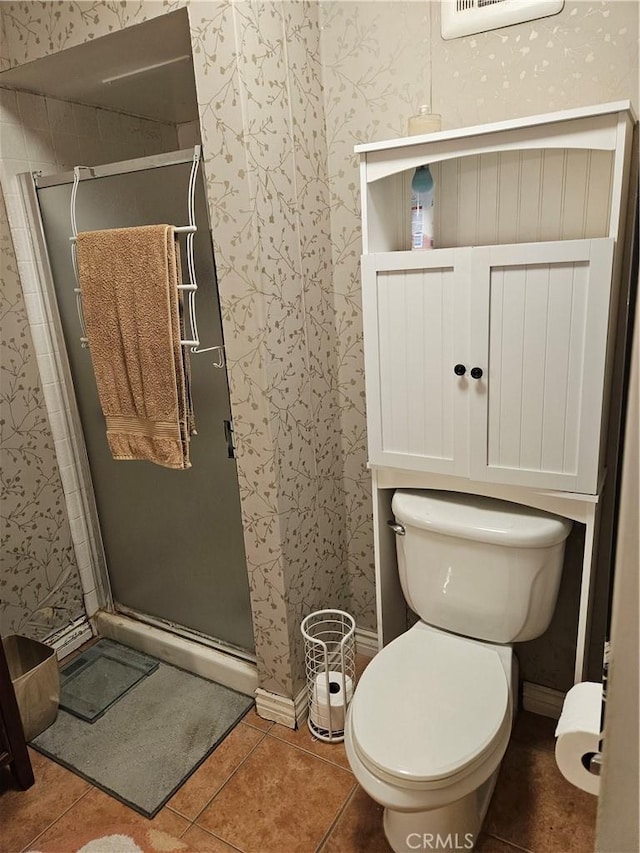 2620 2nd Ave Unit 5B, San Diego, CA 92103 - full bath with wallpapered walls, a shower stall, toilet, tile patterned floors, and baseboards