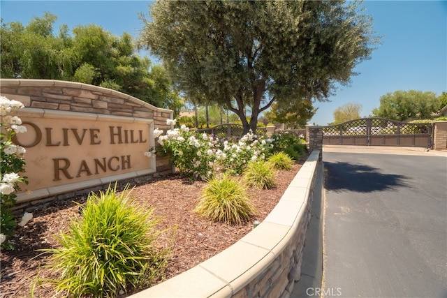 42926 Joshua Tree Ct, Murrieta, CA 92562 - community / neighborhood sign featuring a gate