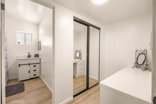 589 S Mountain View Dr, Palm Springs, CA 92264 - full bath featuring wood finished floors, vanity, and baseboards