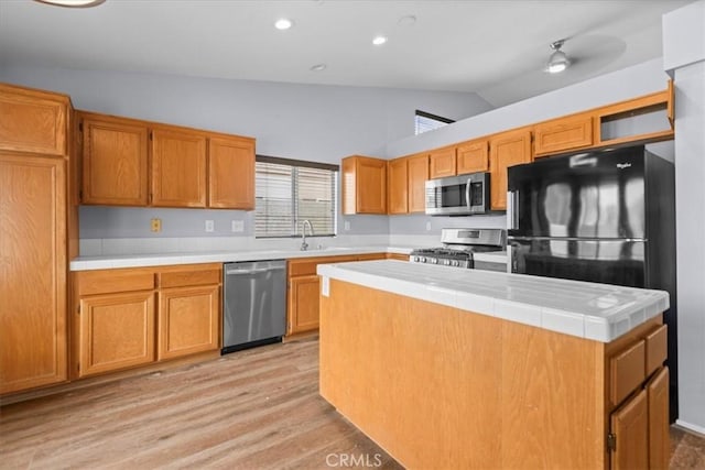 32563 Cedar Spring Ct, Wildomar, CA 92595 - kitchen featuring stainless steel appliances, lofted ceiling, light wood finished floors, a center island, and recessed lighting