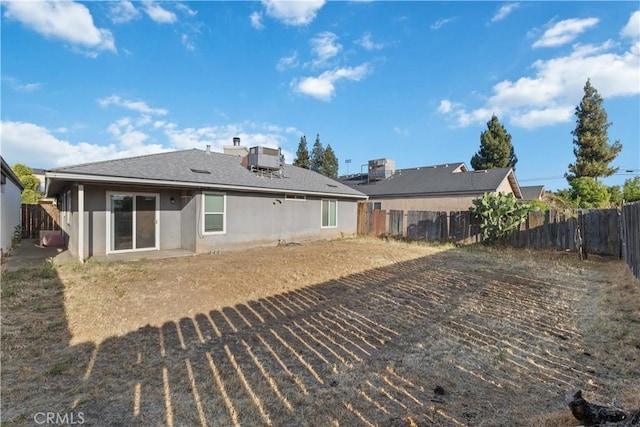 2433 N Knoll Ave, Fresno, CA 93722 - back of property featuring stucco siding and a fenced backyard