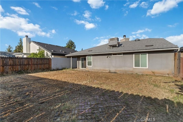 2433 N Knoll Ave, Fresno, CA 93722 - back of property featuring stucco siding