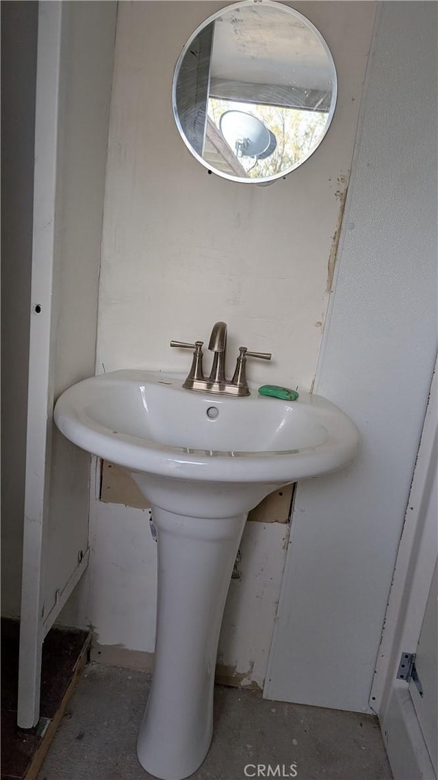 6445 Pony Rd, Johnson Valley, CA 92285 - bathroom featuring a sink
