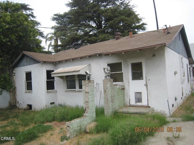 542 1st St, Fillmore, CA 93015 - bungalow-style home with roof with shingles, stucco siding, and crawl space