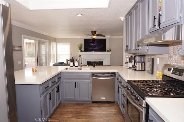 2622 Presidio Ln, Corona, CA 92879 - kitchen featuring appliances with stainless steel finishes, under cabinet range hood, gray cabinets, a peninsula, and a ceiling fan