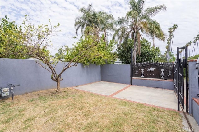 7343 Owensmouth Ave, Canoga Park, CA 91303 - view of yard with a patio area and a gate