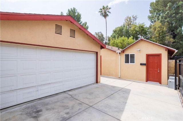 7343 Owensmouth Ave, Canoga Park, CA 91303 - garage featuring concrete driveway