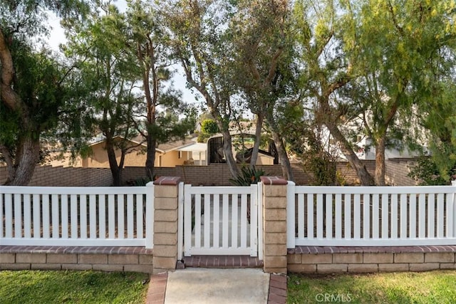 960 Hemingway Dr, Corona, CA 92878 - gate with a fenced front yard