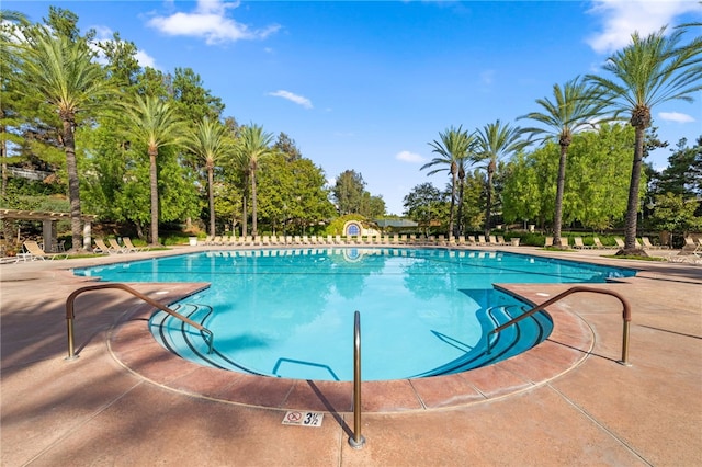 32839 Charmes Ct, Temecula, CA 92592 - community pool with a patio area