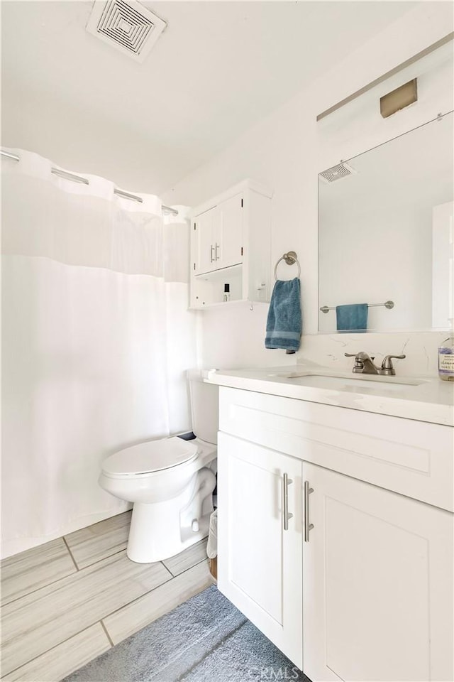 26422 Paseo Carmel Unit 20A, San Juan Capistrano, CA 92675 - bathroom with vanity, toilet, and a shower with curtain