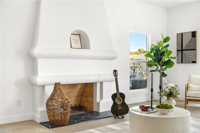 3927 Welland Ave, Los Angeles, CA 90008 - detailed view of a fireplace with raised hearth, wood finished floors, and baseboards