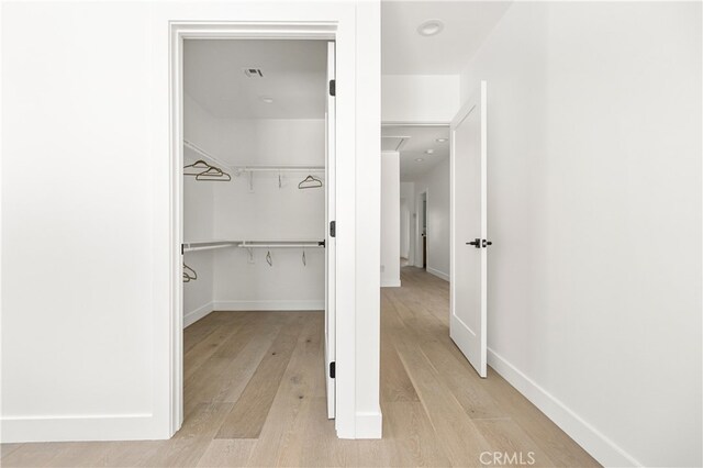 3927 Welland Ave, Los Angeles, CA 90008 - walk in closet featuring light wood-style floors