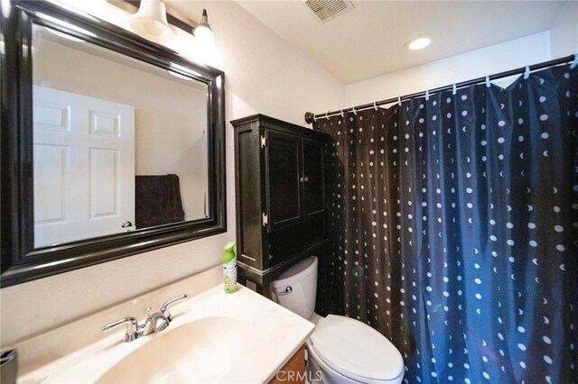 29183 Paperflower Ln, Menifee, CA 92584 - full bathroom with toilet, vanity, a shower with shower curtain, and recessed lighting