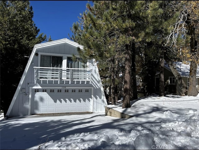598 Dahlia Dr, Green Valley Lake, CA 92341 - view of front of home featuring board and batten siding