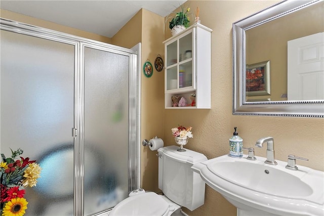 902 Highland View Dr, Corona, CA 92882 - bathroom featuring a sink, a shower stall, toilet, and a textured wall