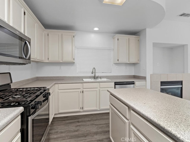 26230 Monticello Way, Murrieta, CA 92563 - kitchen featuring stainless steel appliances, a sink, recessed lighting, dark wood finished floors, and light countertops