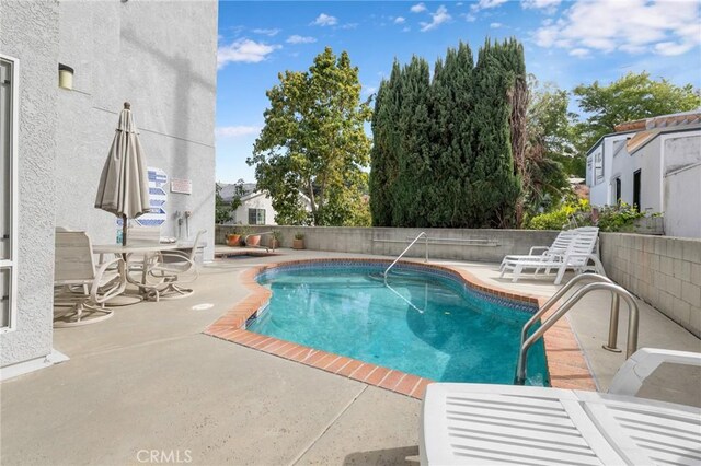 14506 Benefit St Unit 103, Sherman Oaks, CA 91403 - view of pool featuring a patio and a fenced backyard