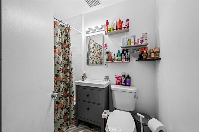 18251 Hiawatha Rd, Apple Valley, CA 92307 - full bath with toilet, vanity, and a shower with curtain
