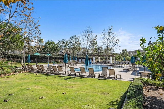 40 Lomada St, Rancho Mission Viejo, CA 92694 - surrounding community with a yard, a pool, and a patio