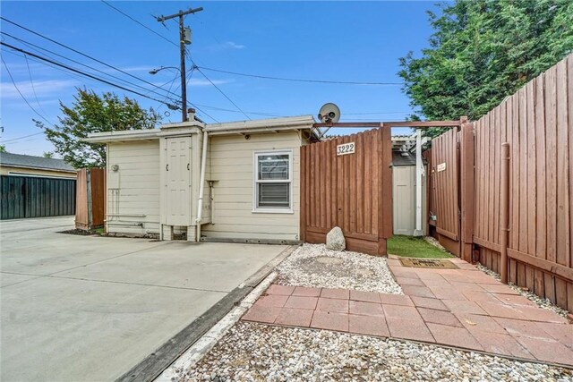 3224 Cerritos Ave, Signal Hill, CA 90755 - view of outdoor structure with a fenced backyard