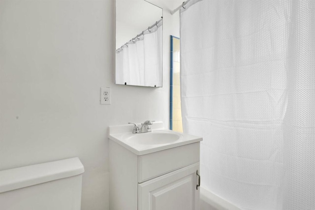 481848321/2 Palm Ave, La Mesa, CA 91942 - full bath with vanity, toilet, and a shower with curtain